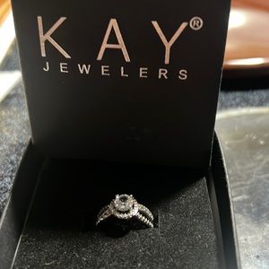 Not sure if the size say it probably a 6 and it’s a cubic syconium